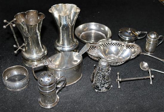 Small quantity of silver items incl. napkin rings, condiments and mustard